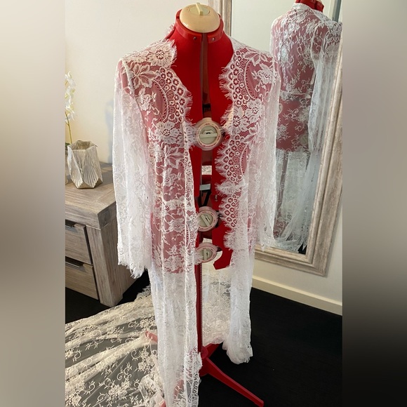 Size 12 ANASTASIA BRIDAL LACE ROBE WITH LONG TRAIN - NEVER WORN - Picture 10 of 17